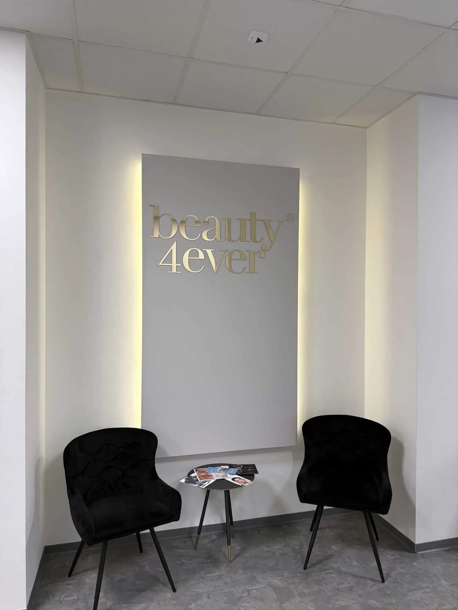 Poczekalnia kliniki Beauty4Ever z podświetlonym logo